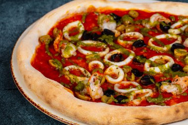 Deniz ürünleri - karides ve mürekkep pizza