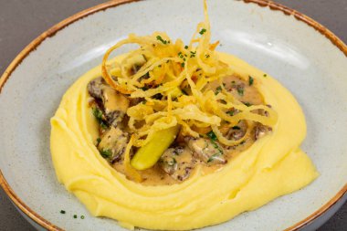 Sığır-straganof ezdim patates ile 