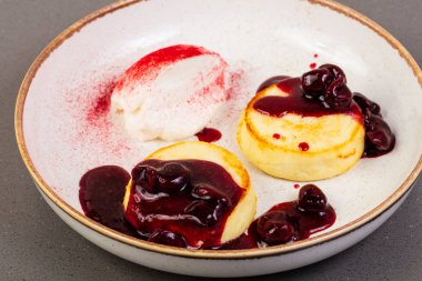 Peynir pan kek çilek ile