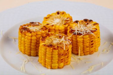 Izgarada mısır ile parmesan peynir