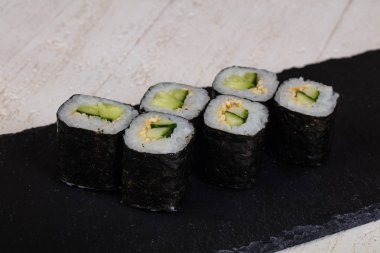 Japon vegan rulo salatalık ile