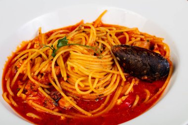 deniz ürünleri ve domates soslu makarna.