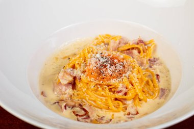 İtalyan makarna Carbonara jambon ve yumurta sarısı