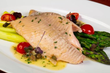 Alabalık kuşkonmaz ve krema sos ile