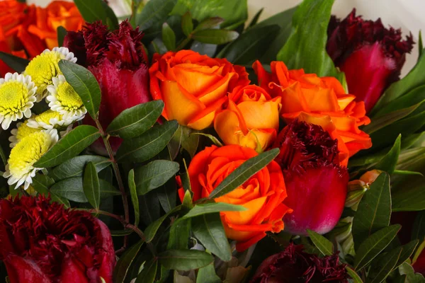 Ramo Rosas Frescas Con Otras Flores — Foto de Stock