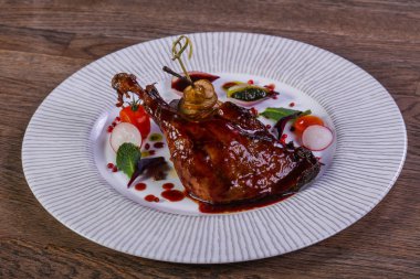 Ördek bacak armut ve sos ile