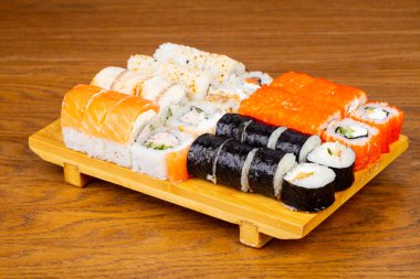 Lezzetli yılan balığı sushi roll seti