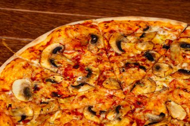 Mantar ve peynir pizza