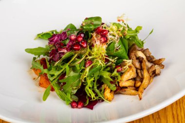 Salata tavuk karaciğer ve sedir fındık ile