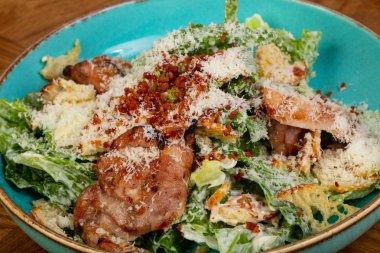 Tavuk ve parmesan peynirli sezar salatası.