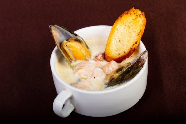 Midye ve somon krema çorbası