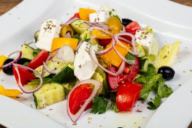 Beyaz peynirli geleneksel Yunan salatası