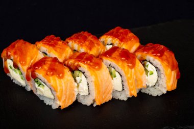 Japon soğuk rulo somon ile