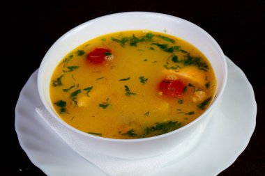 Balık çorbası ile somon ve domates - Uha