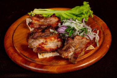 Izgara domuz kaburga soğan hizmet