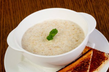 Kahvaltı pirinç lapası ekmek ile