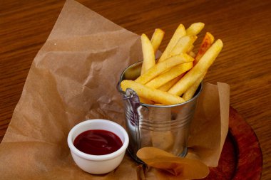 Soslu patates kızartması patates