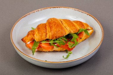 Kruvasan somon ve rucola ile