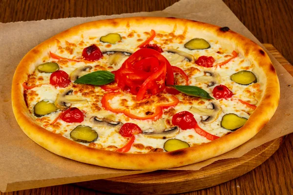 Pizza Serem Grzybami Serwowane Pomidor — Zdjęcie stockowe