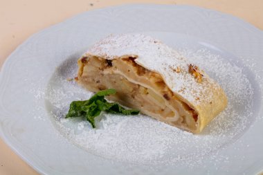 Nane yaprakları ile Apple strudel