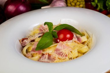 İtalyan makarna Carbonara jambon ile