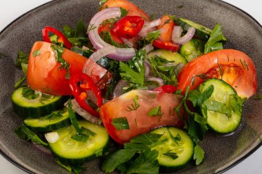 Vegan sebze salatası soğan ile