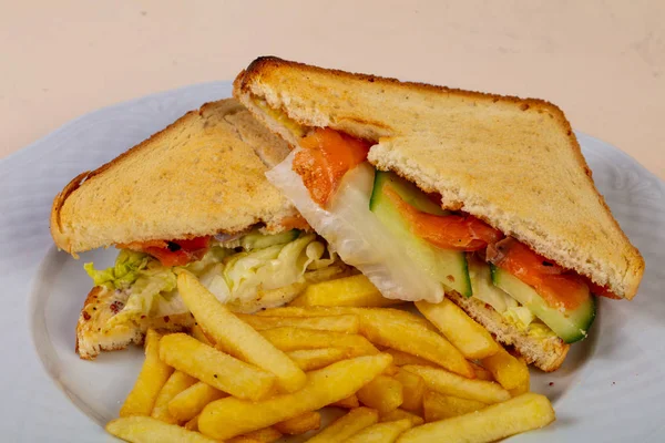Sandwich Mit Lachs Und Pommes Kartoffeln — Stockfoto