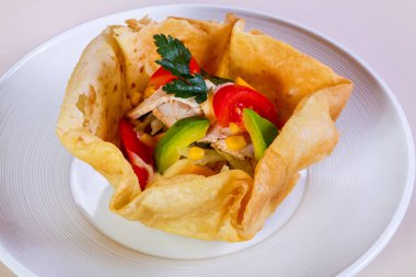 Tavuk ve avokado salatası.