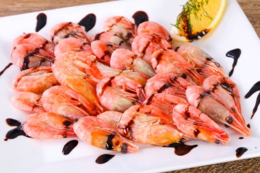 Haşlanmış karides sos ve limon ile