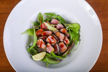 Ton balığı salatası kireç ve otlar