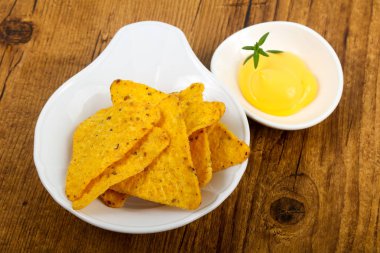 Nacho peynirli sos ile