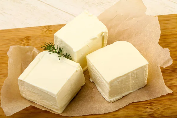 Queso Feta Con Eneldo Sobre Fondo Madera — Foto de Stock