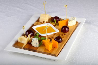 Üzüm, bal ve fındık ile Peynir tabağı karıştırın