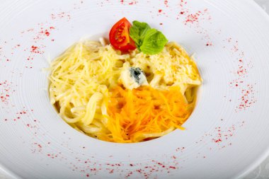 Makarna dört peynir fesleğen hizmet