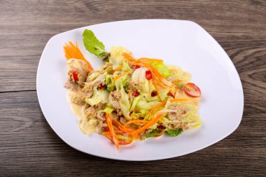 Ton balıklı salata havuç ve chili biber ile