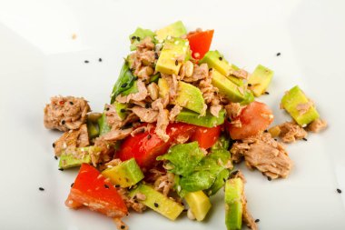 Domates soslu ton balığı ve avokado salatası.