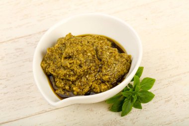 Fesleğenli pesto sos kasede bırakır