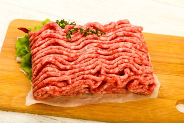 Çiğ kıyma et kekik ve acı biber ile