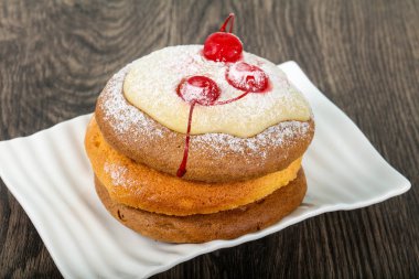 Kiraz ve shugar tozu ile gözleme