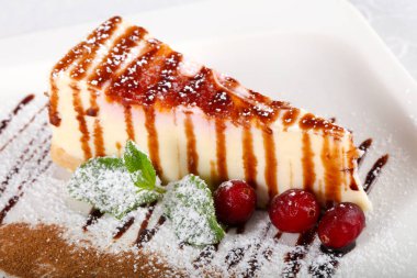 Peynirli kek kiraz ve nane ile