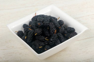 Siyah dut yığın beyaz plaka