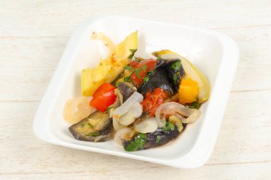 Buğulanmış sebze - patlıcan, domates, biber ve kabak