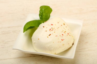Fesleğen yaprakları ile Mozzarella peyniri