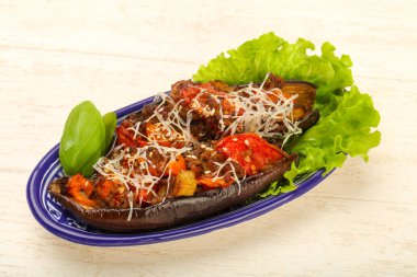 et ve peynir ile doldurulmuş patlıcan