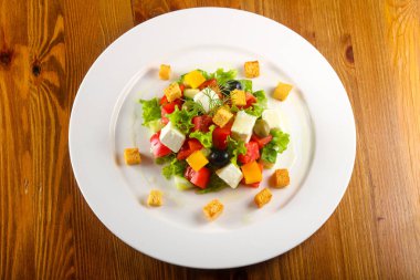 Kraker ile Yunan salatası