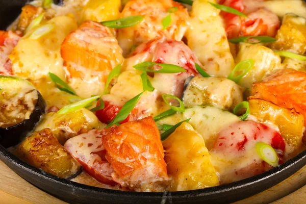 Salmão Assado Com Batata Tomate Panela — Fotografia de Stock