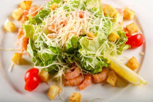 Salada Caesar Com Camarões Parmesão — Fotografia de Stock