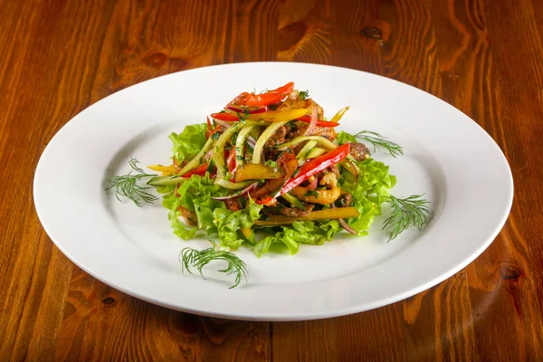 Salada Carne Quente Sobre Fundo Madeira — Fotografia de Stock