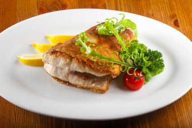 Limon ve otlar pişmiş somon servis