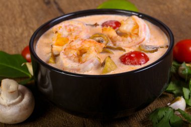 Karidesli geleneksel Tom Yam çorbası.